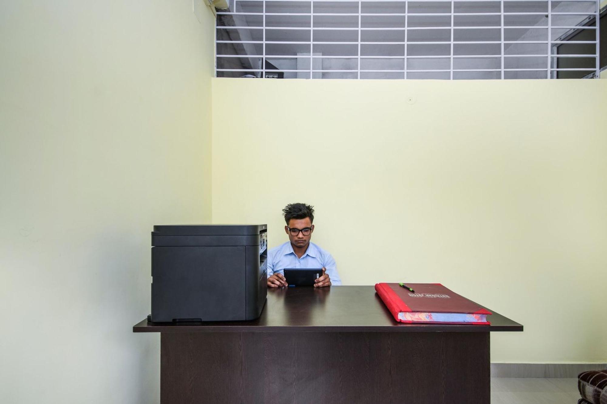 Hotel Vaccinated Staff- OYO Flagship 22365 Bimal Residency GS Road Dispur Exterior foto